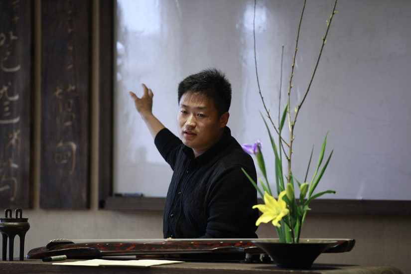 王鹏老师在工作室讲授古琴鉴赏课